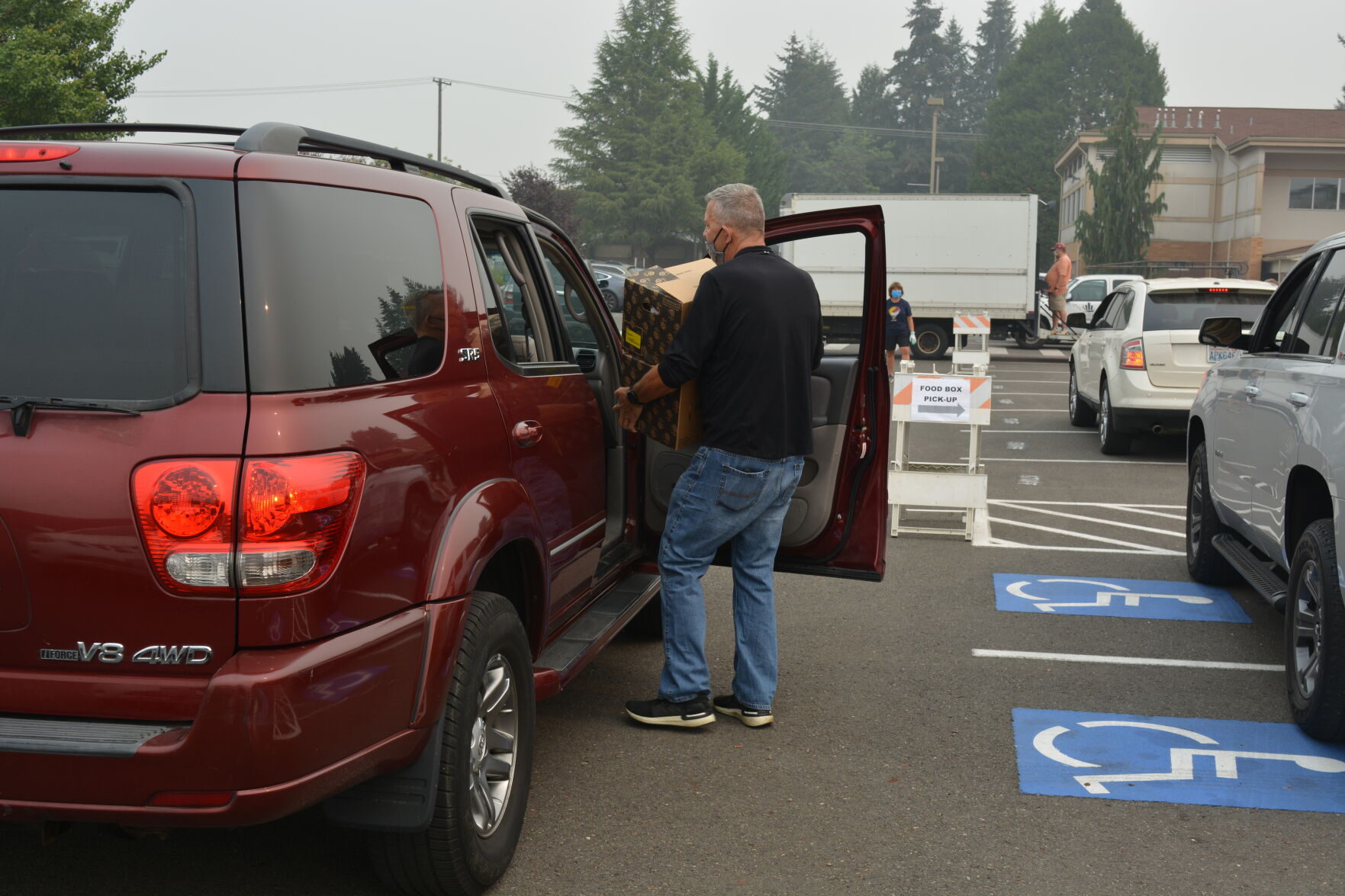 200926.News.FoodBoxes.Ck.3..JPG